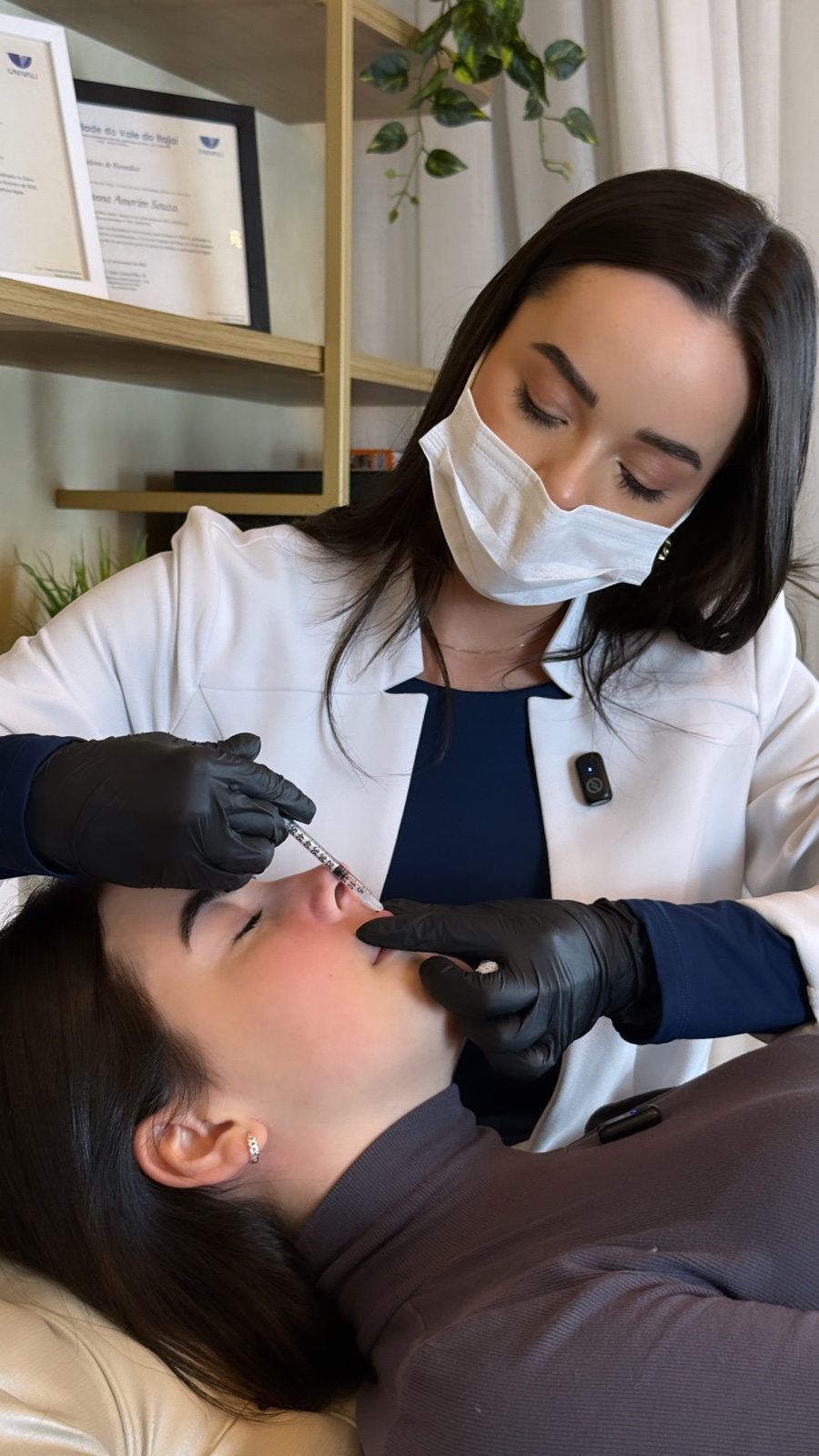 Dra. Luiza durante um atendimento de preenchimento labial